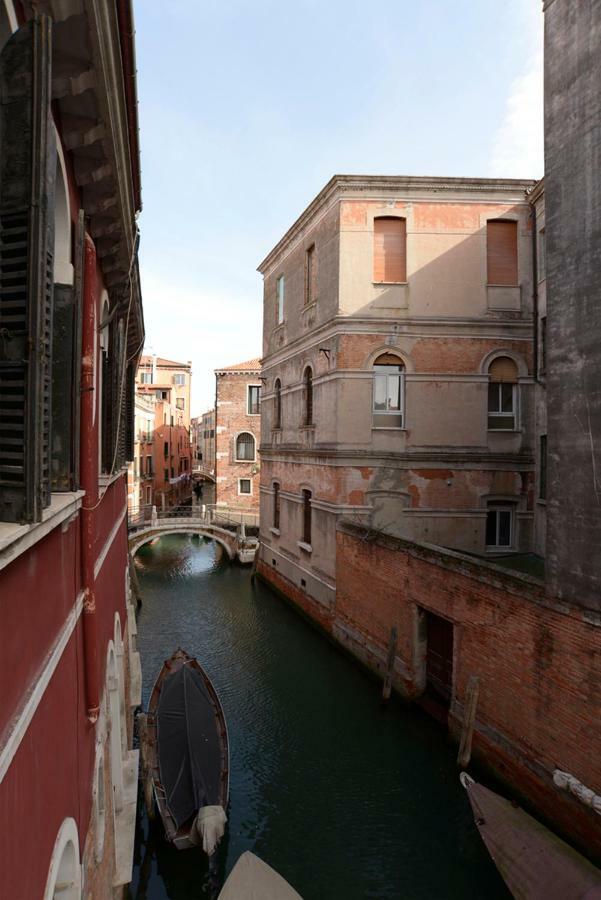 Sunny Canal A/C Wifi Apartment Venice Luaran gambar