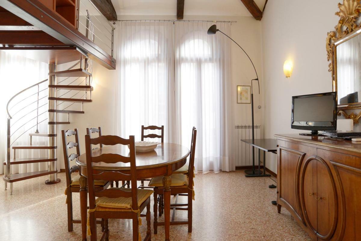 Sunny Canal A/C Wifi Apartment Venice Luaran gambar